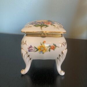 VTG Napcoware Hand Painted Ceramic Trinket Box,1960
Footed jewelry box. Girly